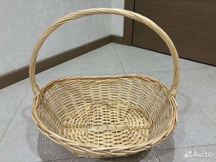 Корзина плетеная бежевая подарочная