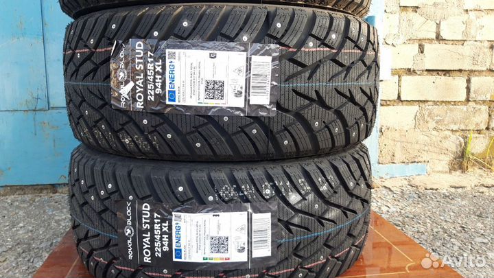 Royal Black Royal Stud 225/45 R17