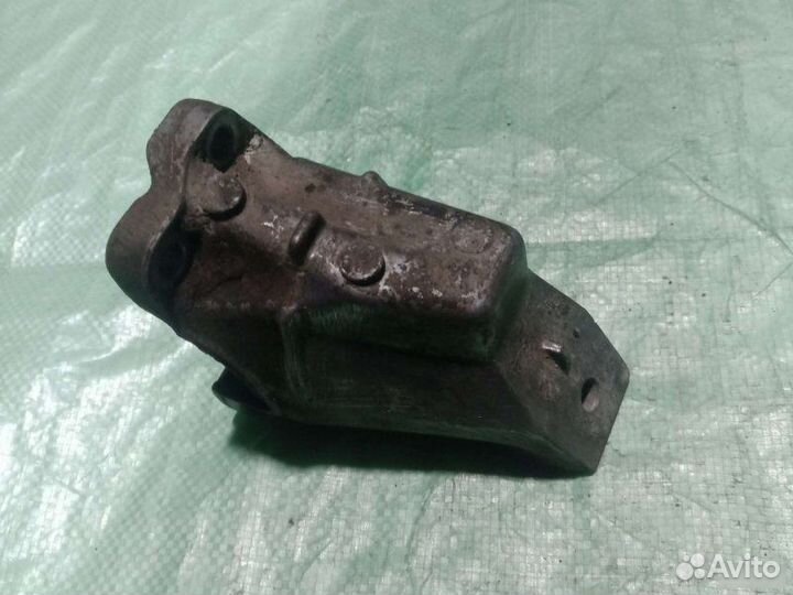 Опора кпп левая Audi A6 седан 2.0I 1996