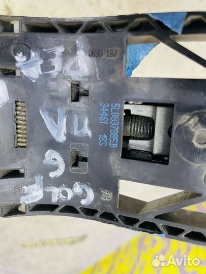 Кронштейн ручки двери передней левой Skoda Yeti