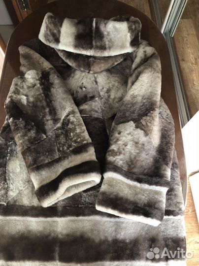 Женская укороченная мутоновая шуба