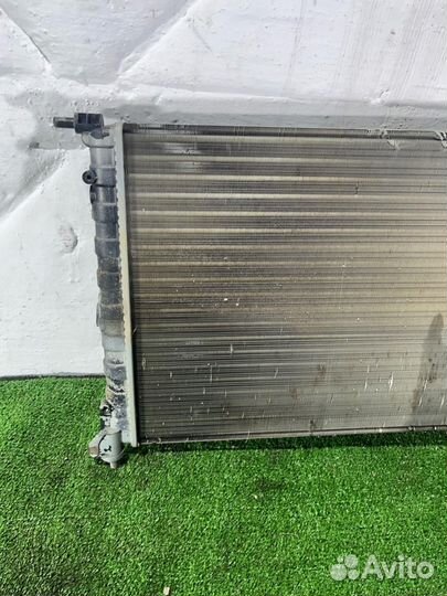 Радиатор охлаждения двигателя Renault Logan I