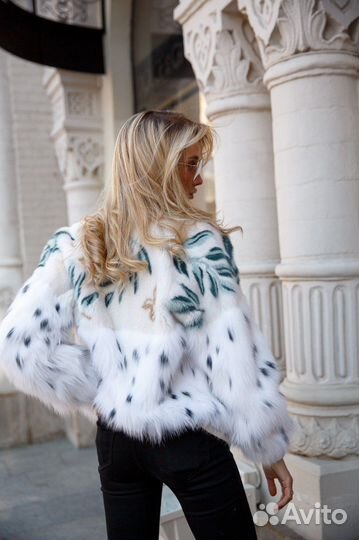 Продавец в магазиин меха и кожи