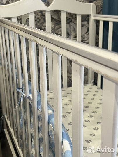 Кроватка детская с маятником