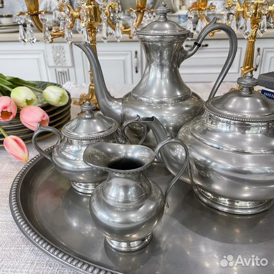 Чайник, поднос, сахарница и молочник