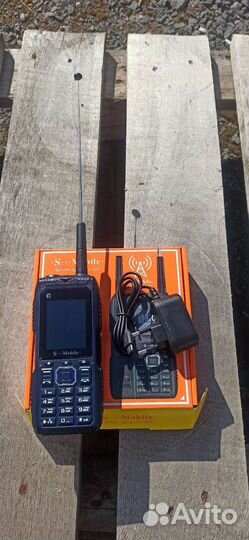 Кнопочный телефон с антеной