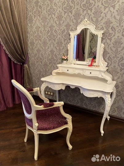 Туалетный столик с зеркалом