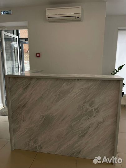 Угловая стойка ресепшен