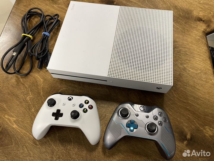 Xbox One S (2 геймпада)