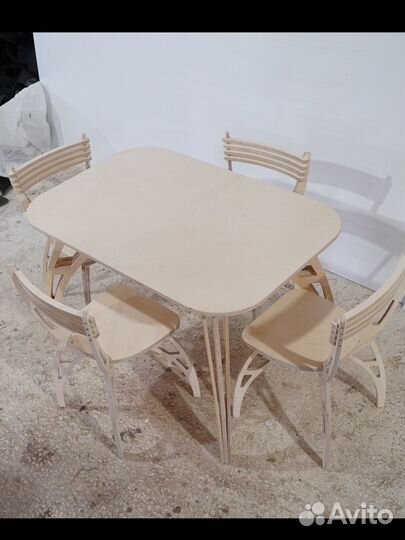 Кухонный стол и стулья новые