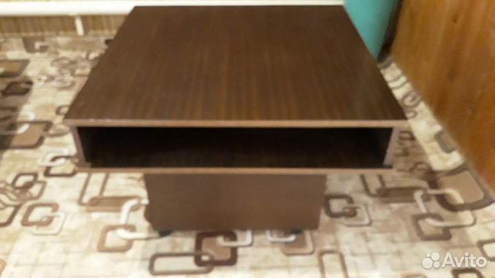 Журнальный столик на колесах