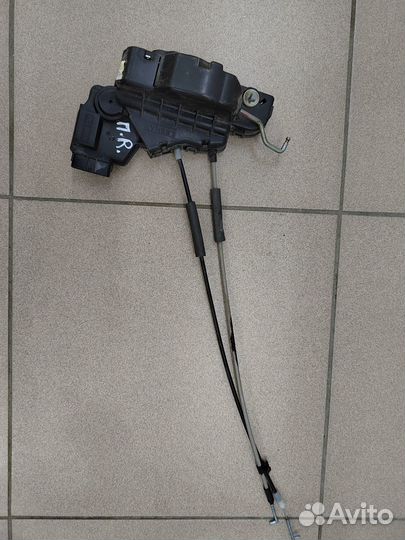 Замок передний правый Hyundai H-1 Grand Starex