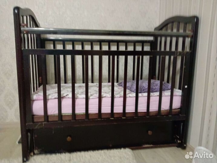 Детская кроватка с продольным маятником