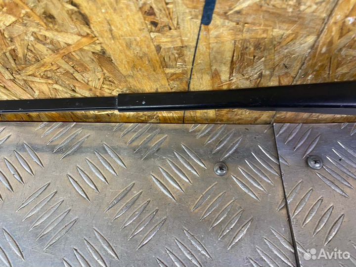 Поводок стеклоочистителя передний правый Nissan