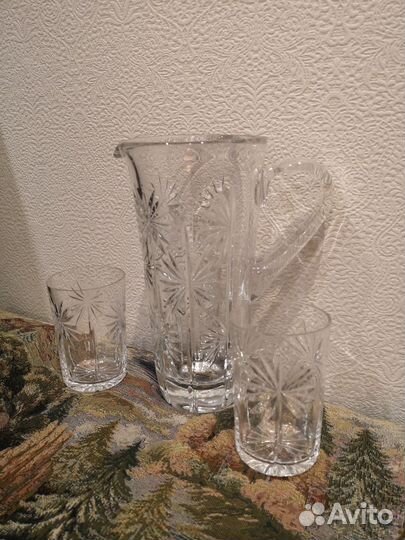 Хрустальный кувшин со стаканами