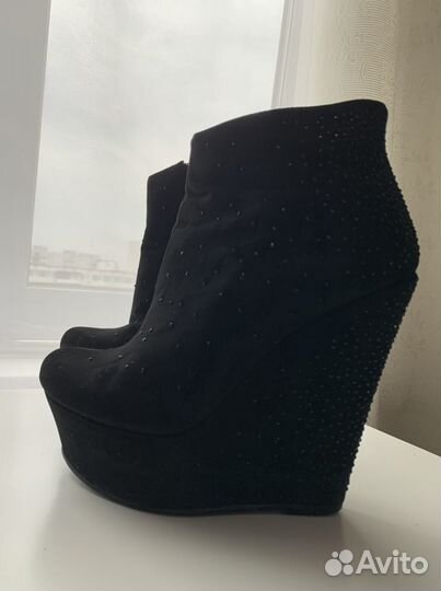 Ботильоны на танкетке