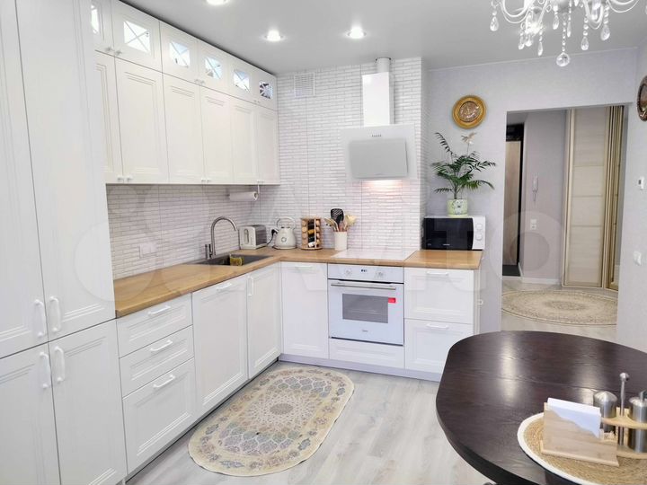 2-к. квартира, 66 м², 1/17 эт.