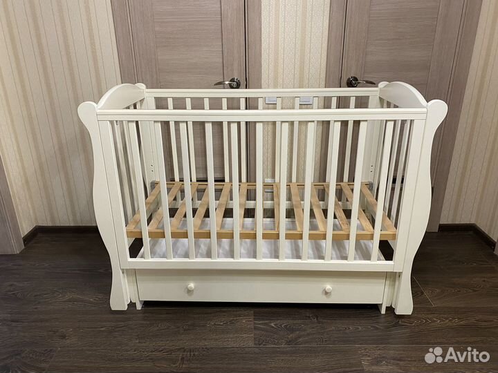 Детская кроватка с маятником и ящиком