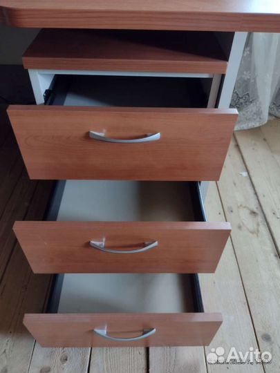 Стол компьютерный