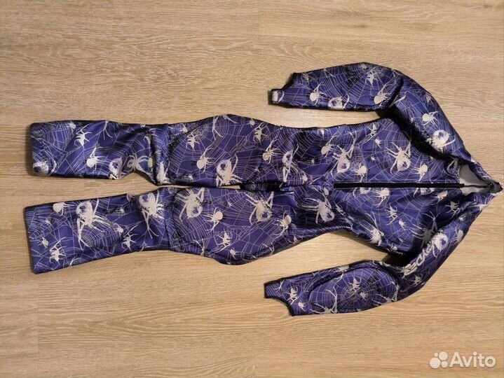 Спусковой горнолыжный комбинезон