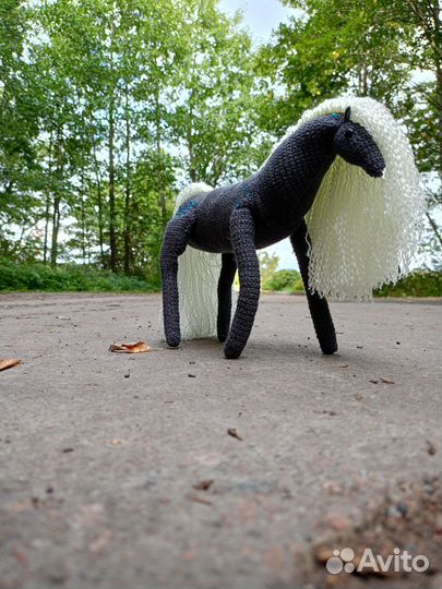 Лошадка вязанная на каркасе