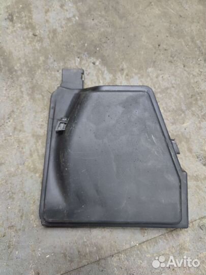 Крышка блока предохранителей Renault Logan