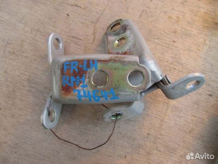 Петля двери передняя левая Honda Stream RN1 D17A