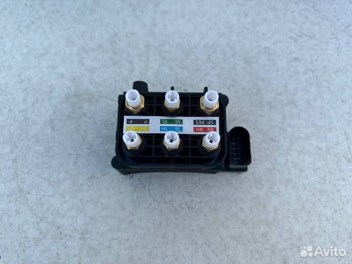 Блок клапанов пневмоподвески Mercedes Glc X253