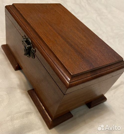 Шкатулка из красного дерева