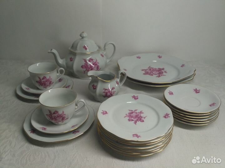 Сервиз столовый и чайный,фарфоровый, 