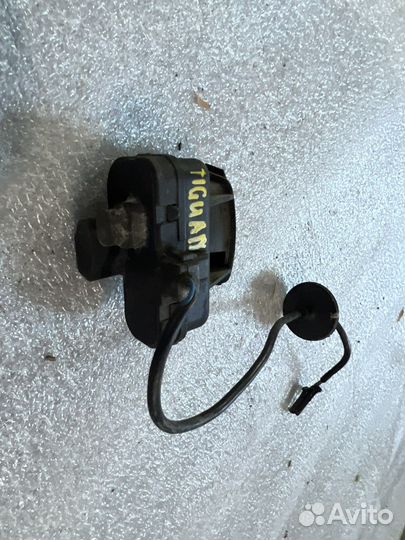 Замок открывания лючка бензобака VW Tiguan 08-16