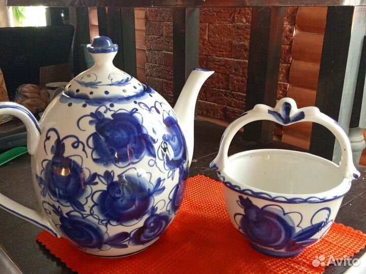 Чайник заварочный фарфоровый и конфетница