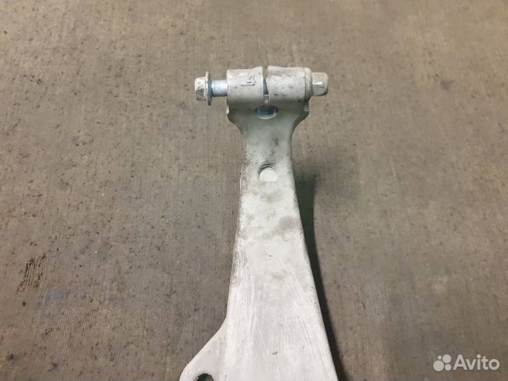 Кулак передний левый Infiniti M35 45 Y50