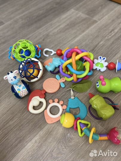 Погремушки, прорезыватели. кубик развивашка
