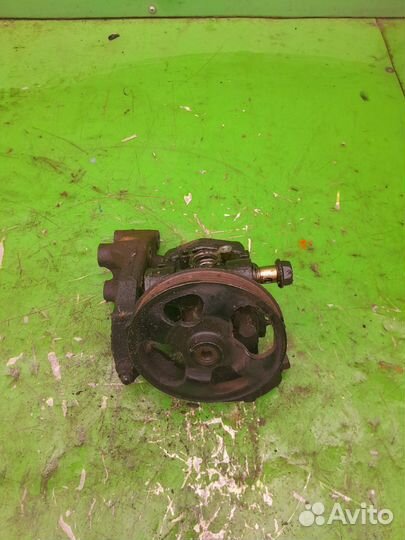 Насос гура Mazda Familia 2000 года