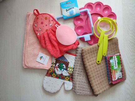 Кухонные принадлежности. Посуда, полотенце, ситечк