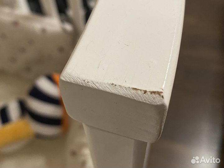 Детская кроватка с маятником белая