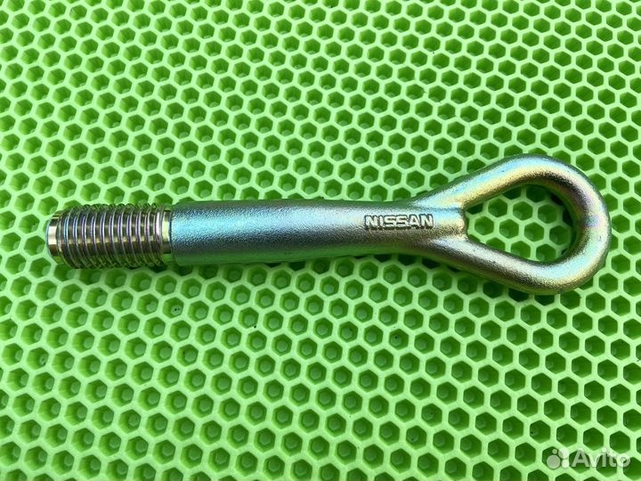 Буксировочный крюк Nissan с чехлом