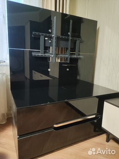Пр.тв тумбочку, чуть б/у, стекло металл. От 50000