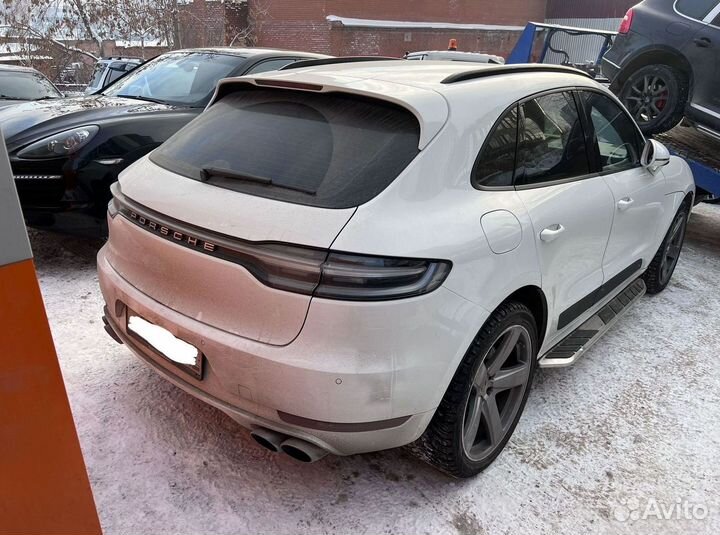 Задняя дверь и фары на Porsche Macan