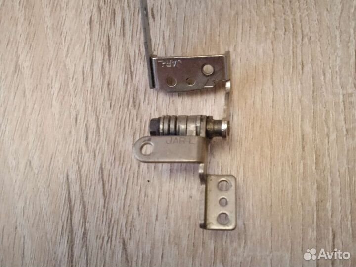 Левая петля Toshiba satellite L650D