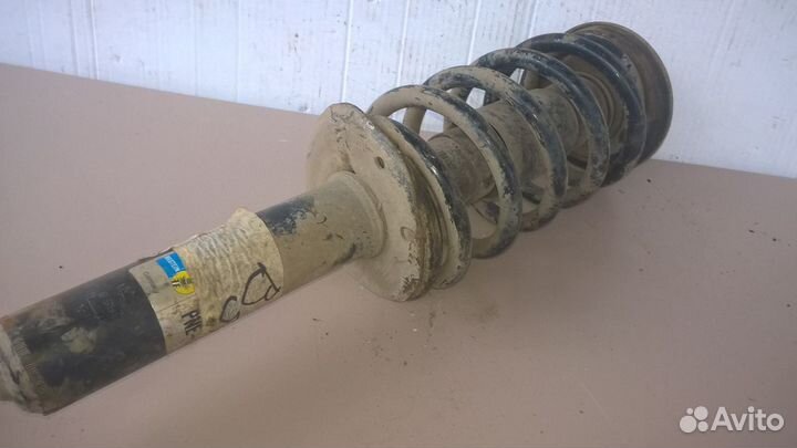 Стойка передней подвески б/у на VW Пассат В-5