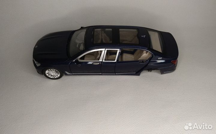 Модель автомобиля BMW 760 long масштаб 1/24