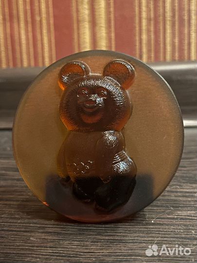 Стеклянный олимпийский мишка