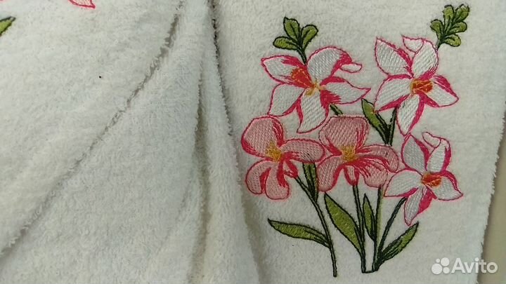 Набор халат и два полотенца с вышивкой