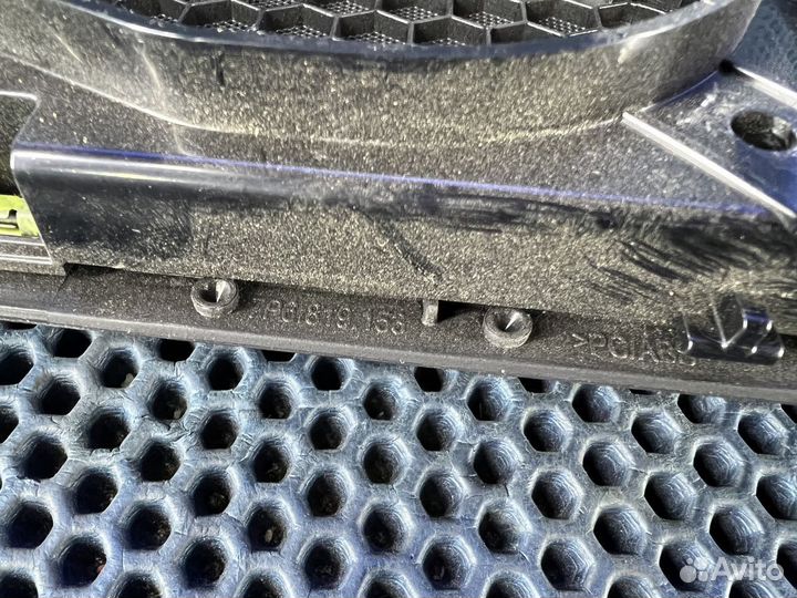 Сетка под динамик в торпедо Touareg NF / FL