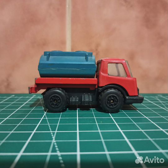 Игрушечные машинки