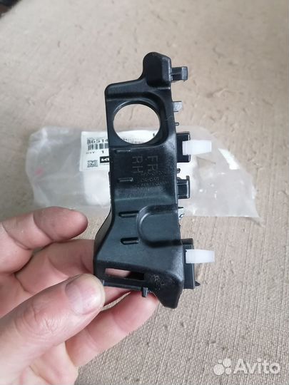 Кронштейн бампера передний правый Kia Stinger