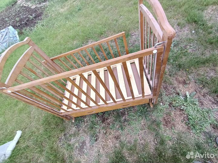 Детская кроватка с маятником и ящиком