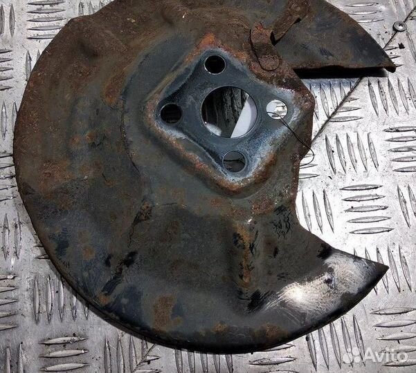 Щит опорный задний правый Suzuki Swift